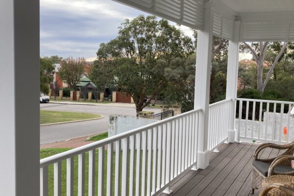 Aluminium balcony balustrade with a minimalist architectural design